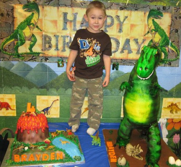 Braydens 4th birthday - Dinasours cake